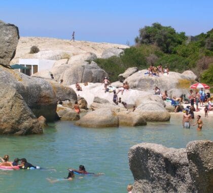 Boulders es muy popular entre las familias, ya que es seguro para nadar y está situado en una cala protegida.