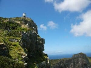 El famoso faro de Cape Point se asoma desde lo alto de la colina; un paseo bastante empinado hasta la cima.
