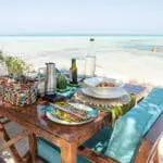 Disfrute de sus comidas en la terraza con vistas a la hermosa playa.