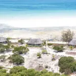Villas de playa junto a una playa de mareas. 