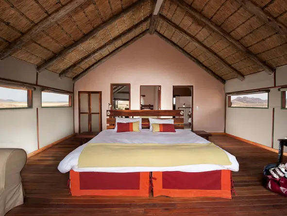Las amplias suites con techo de paja son sencillas pero ofrecen muchas comodidades y lujos para una estancia confortable.