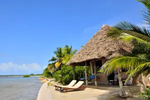 Las cabañas de Manda Bay están construidas con materiales locales.
