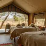 Interior de la tienda del campamento Porini Amboseli.