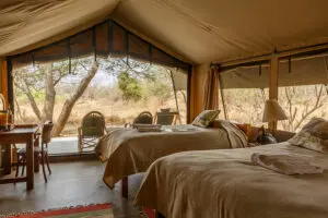 Interior de la tienda del campamento Porini Amboseli.