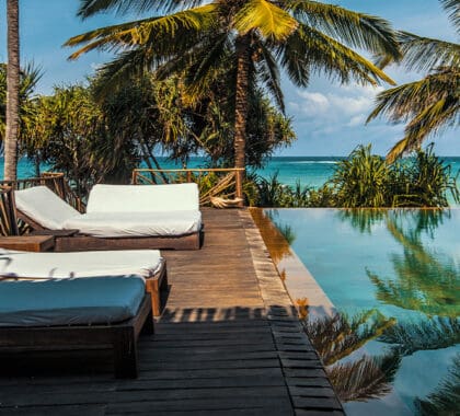 Piscina con vistas a la playa | Alfajiri Beach Villa