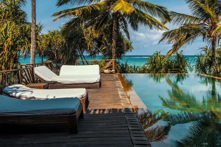 Piscina con vistas a la playa | Alfajiri Beach Villa