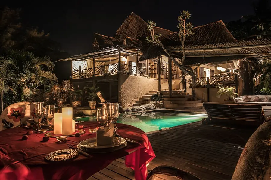 Pool dining 