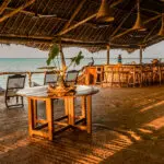Comedor con vistas a la bahía de Manda.