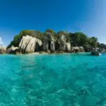 Explorez les eaux bleues des Seychelles sur l'île voisine de Coco.