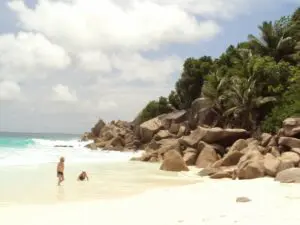 Passez des journées ensoleillées à nager dans les eaux turquoises de l'île de La Digue.