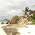 Les rochers de granit et les eaux peu profondes donnent l'impression d'être dans un décor de cinéma.