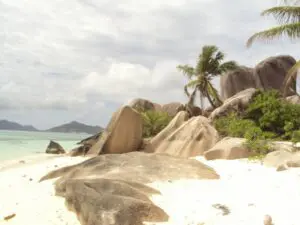 Les rochers de granit et les eaux peu profondes donnent l'impression d'être dans un décor de cinéma.