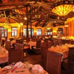 El restaurante ofrece menús a la carta y los expertos chefs estarán encantados de satisfacer sus gustos particulares.