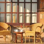 Relájese en su terraza privada mientras contempla las vistas ininterrumpidas de los humedales o del Kilimanjaro.