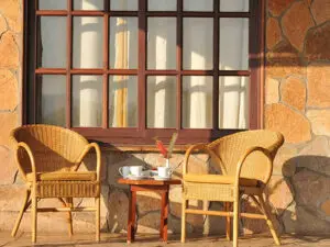 Relájese en su terraza privada mientras contempla las vistas ininterrumpidas de los humedales o del Kilimanjaro.