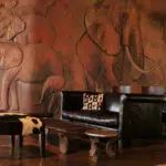 El Ol Tukai Lodge está bellamente decorado con arte y muebles africanos contemporáneos.