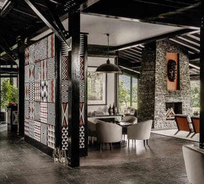 Socialice con sus compañeros de viaje y comparta historias de trekking en el bar del patio del lodge.