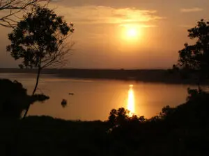 Este lodge de safari auténtico y sin lujos está situado en el principal Parque Nacional Queen Elizabeth de Uganda, uno de los parques con mayor diversidad biológica de la Tierra.