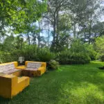 Relájate en el jardín.