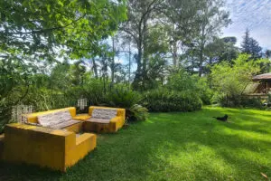 Relájate en el jardín.