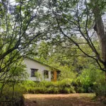 Un refugio íntimo en el bosque.