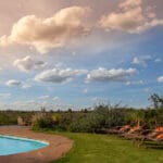 Disfrute de vistas ininterrumpidas del Parque Nacional de Nairobi desde la comodidad de su tumbona.