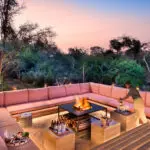 Reúnase alrededor del fuego en el boma con una bebida recién preparada, servida por su mayordomo.