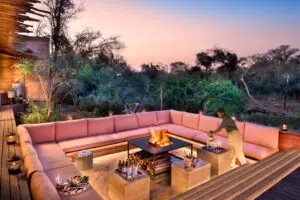 Reúnase alrededor del fuego en el boma con una bebida recién preparada, servida por su mayordomo.