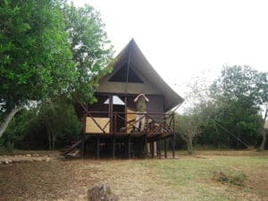 Levantado sobre plataformas de madera y construido con lona y materiales locales.