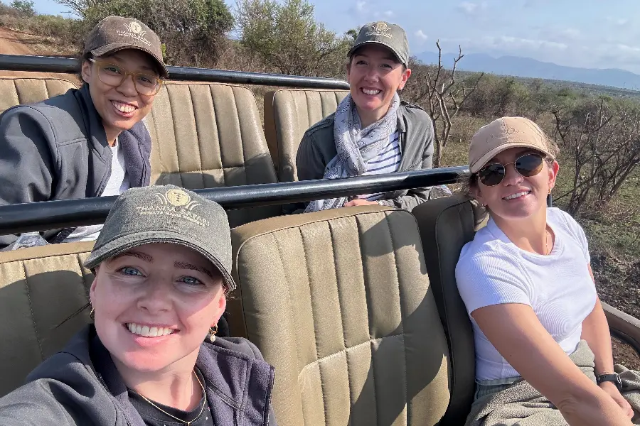 Cuatro mujeres con sombrero en un vehículo de caza | Go2Africa