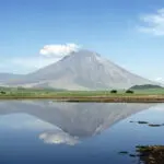 El lago Natron aporta un refresco surrealista a esta árida zona del Valle del Rift de Tanzania.
