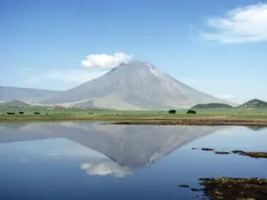 El lago Natron aporta un refresco surrealista a esta árida zona del Valle del Rift de Tanzania.