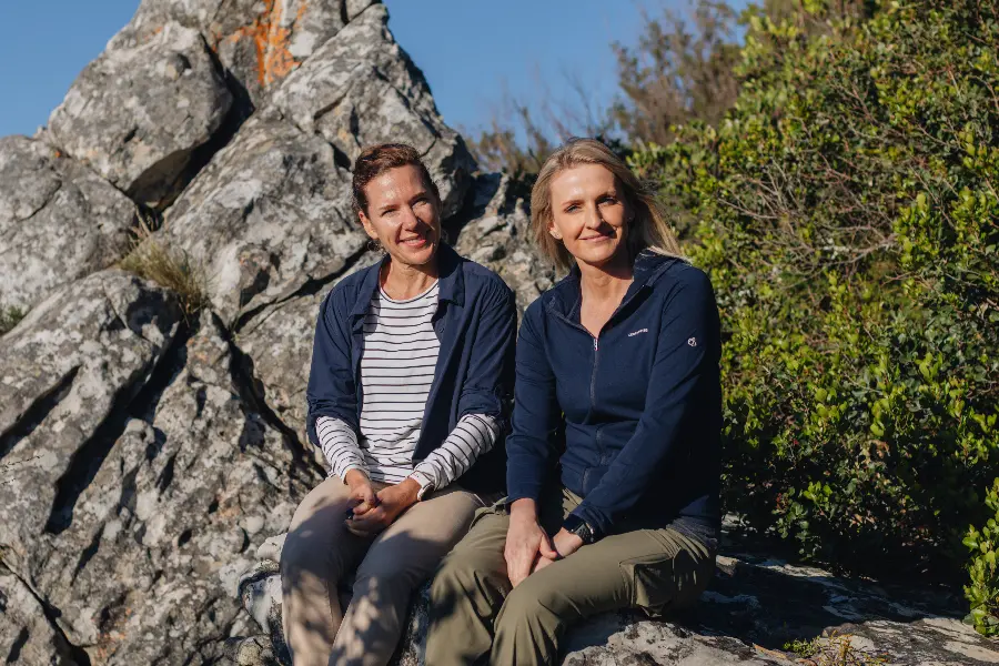 Dos mujeres sentadas una al lado de la otra en una roca con ropa de Craghoppers | Go2Africa