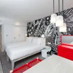 En las modernas suites podrá elegir entre una cama de matrimonio o dos camas individuales.