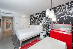 En las modernas suites podrá elegir entre una cama de matrimonio o dos camas individuales.