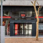 Entrada del Radisson Red Waterfront.