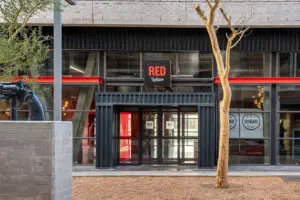 Entrada del Radisson Red Waterfront.