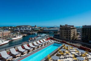 Tome el sol en la azotea, que ofrece vistas de 360º de Ciudad del Cabo.