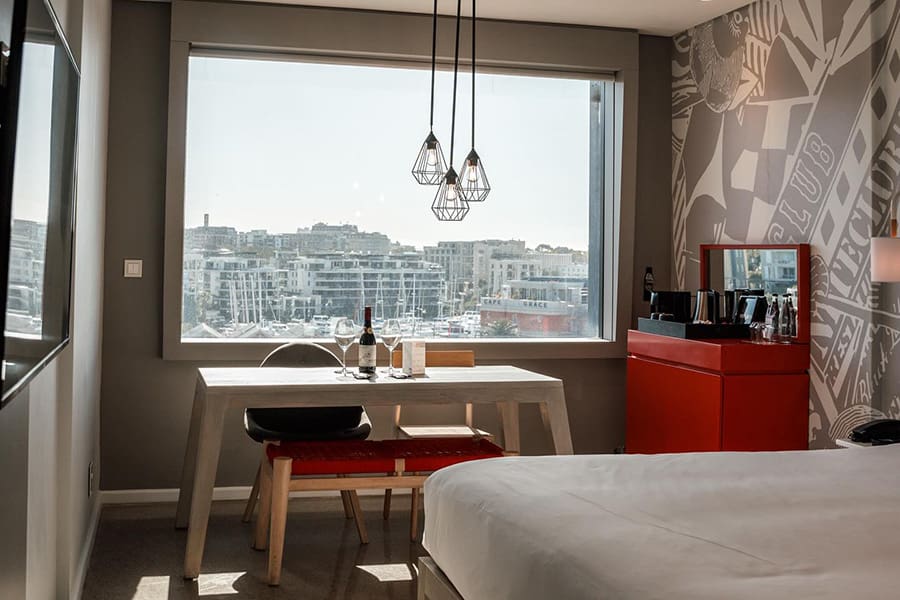 radisson-red-waterfront-room