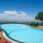 Dese un refrescante chapuzón en la piscina con vistas del lago Manyara Serena.