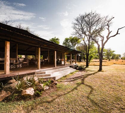 La acogedora zona principal del lodge Serian's Serengeti Lamai.