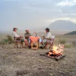 El campamento de Lengai está rodeado por las amplias llanuras del Valle del Rift y siete pequeños cráteres volcánicos.