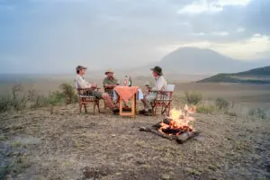 El campamento de Lengai está rodeado por las amplias llanuras del Valle del Rift y siete pequeños cráteres volcánicos.