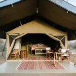 Las espaciosas tiendas de Lengai están decoradas con gusto y cuentan con muebles de estilo zanzibariano, como camas y baúles.