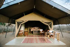 Las espaciosas tiendas de Lengai están decoradas con gusto y cuentan con muebles de estilo zanzibariano, como camas y baúles.