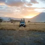 Suba al vehículo de safari y diríjase en cualquier dirección: el paisaje que rodea Lengai le dejará completamente boquiabierto.