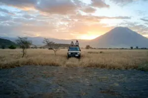 Suba al vehículo de safari y diríjase en cualquier dirección: el paisaje que rodea Lengai le dejará completamente boquiabierto.