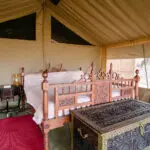 Las tiendas están equipadas con electricidad, disponible toda la noche para que puedas cargar aparatos electrónicos y tener luz.