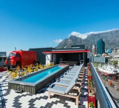 Tome el sol en la azotea, que ofrece vistas de 360º de la Ciudad del Vape.