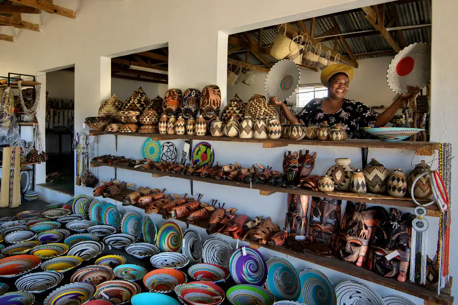 Una mujer vende sus productos en una tienda local | Go2Africa